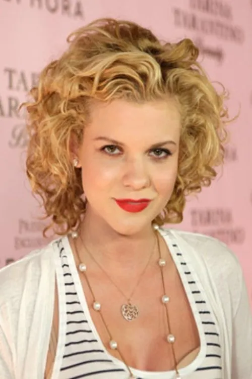 Angel McCord interpretando a Alix