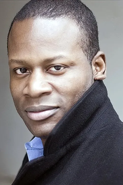 Angel Valerio interpretando a Lt. Foster