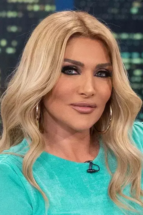 Angeliki Iliadi interpretando a Singer