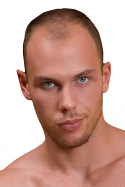 Angelo Brada interpretando a 