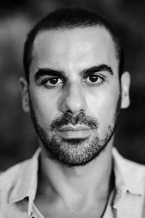 Angelo Campolo interpretando a Riccardo