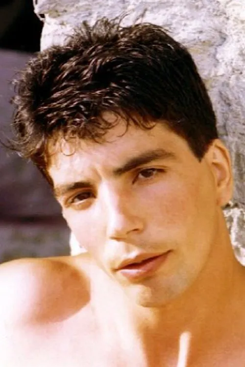 Angelo Despaz interpretando a Denis