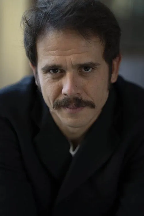 Angelo Donato Colombo interpretando a 