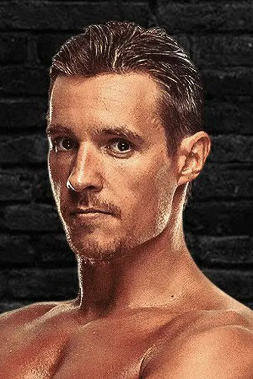 Angelo Parker interpretando a Angelo Parker