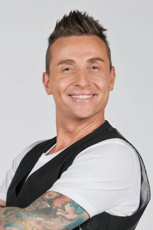 Angelo Pintus interpretando a Serafino