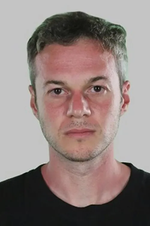 Angelos Poulis interpretando a Fotis