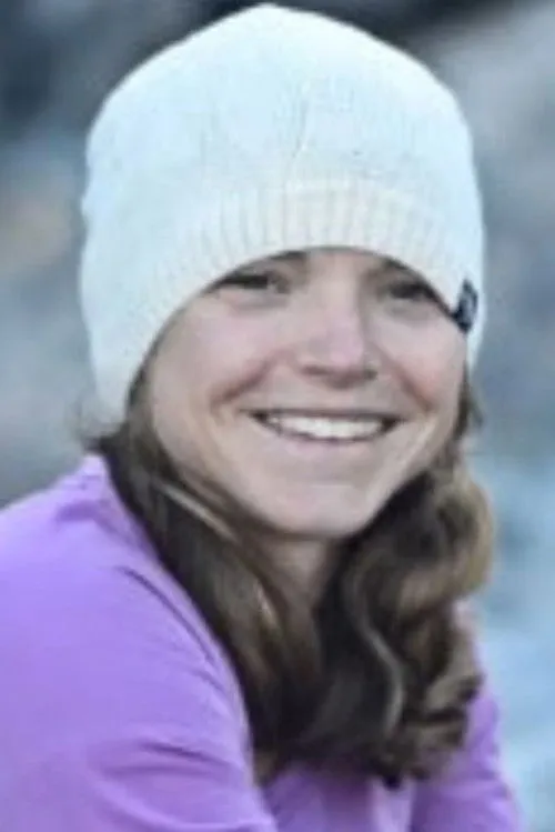 Angie Payne interpretando a 