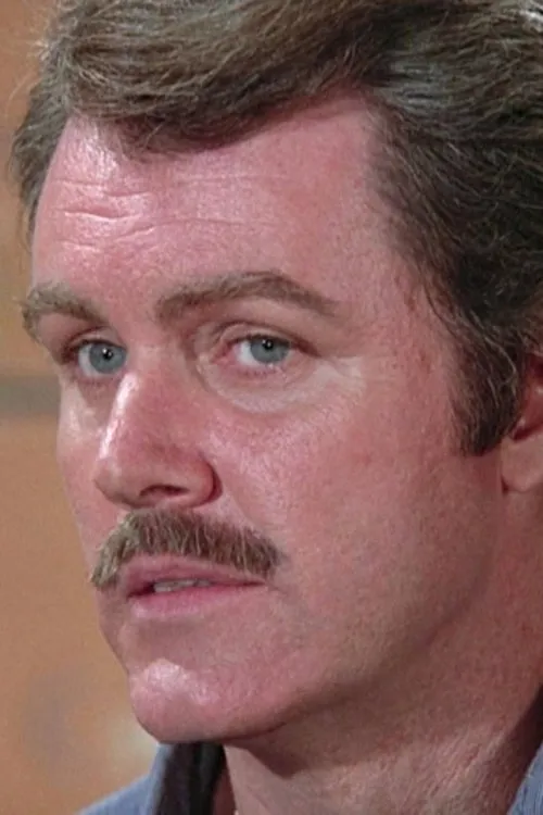 Angus Duncan interpretando a Wyatt