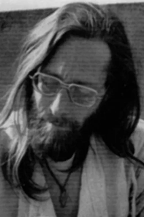 Angus MacLise interpretando a 