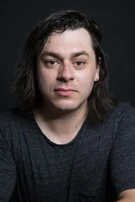 Amelie Mendosa ha trabajado con Angus Neale en 1 ocasiones