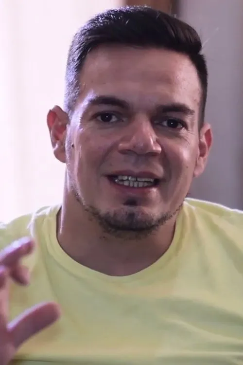 Aníbal Ortíz interpretando a Sargento Ortiz