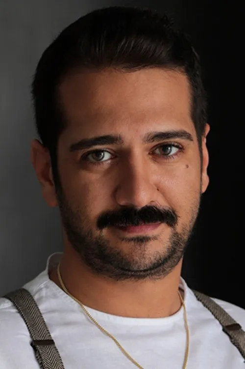 Anıl Çelik interpretando a 