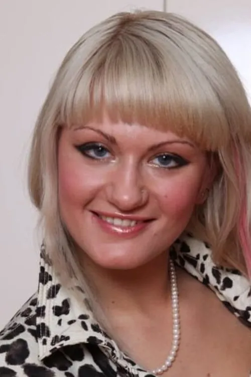 Anita Hengher interpretando a 