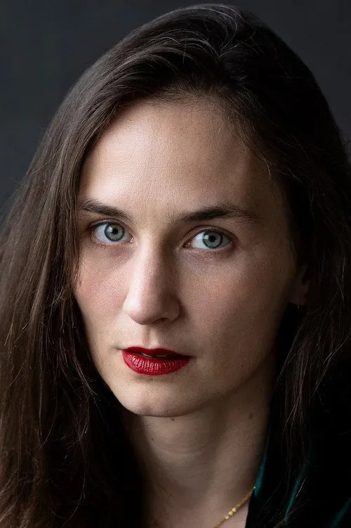 Anja S. Gläser interpretando a Kinderärztin