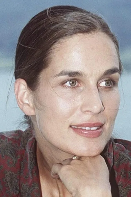 Anja Schiller interpretando a Julia Kessler