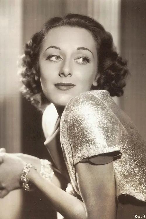 Ann Dvorak interpretando a Ann Rogers