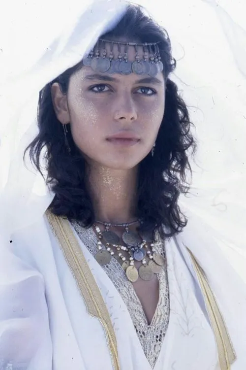 Anna Condo interpretando a Josette, young