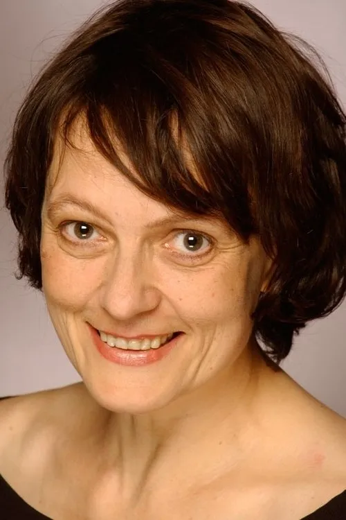 Anna Cottis interpretando a Miss Appleton