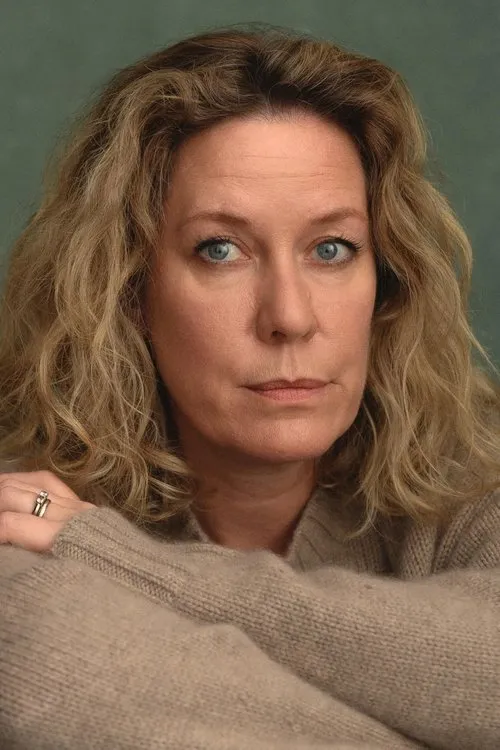 Anna Crilly interpretando a Rachel