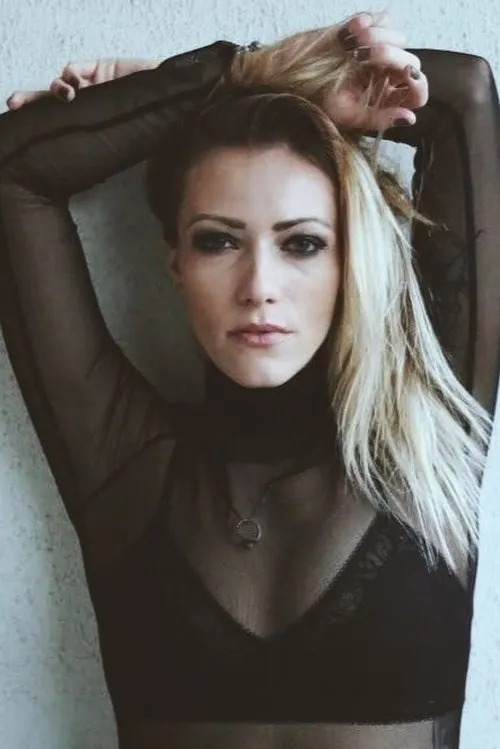 Anna Cyzon interpretando a Kate