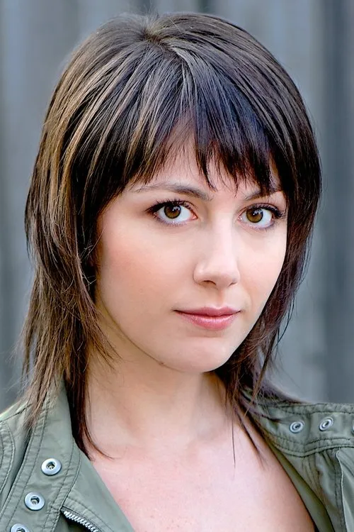 Anna Douglas interpretando a Maya Turner