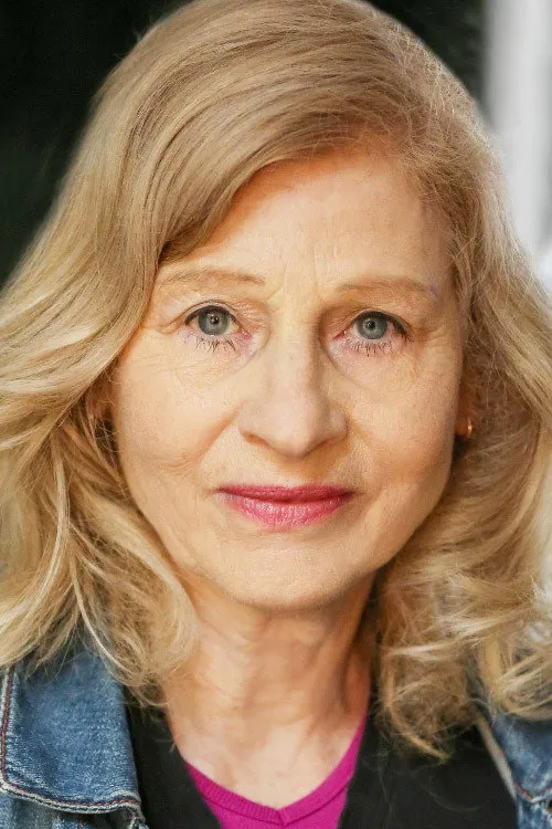 Anna Fiertag interpretando a Molly Churchill