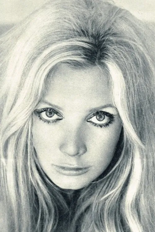 Anna Gaël interpretando a Miss Gaylor