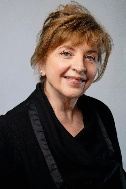 Anna Giannotis interpretando a Olga's Mother