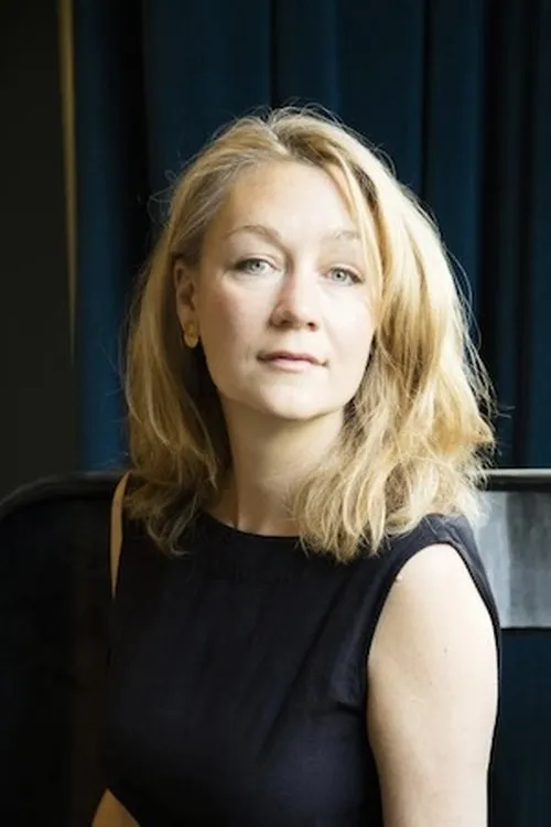 Anna Hope interpretando a Anna