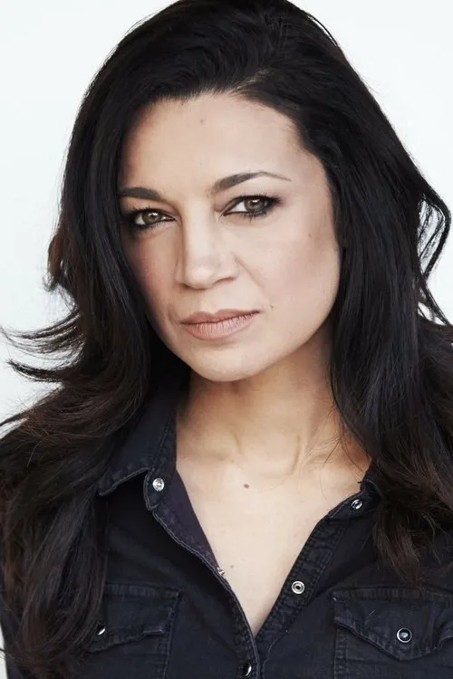 Anna Khaja interpretando a Dr. Patel