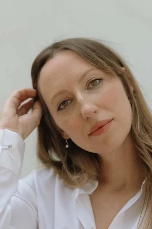 Anna Konkle interpretando a Lex