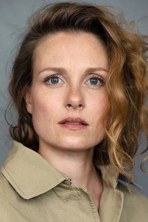 Anna Kramer interpretando a Naomi