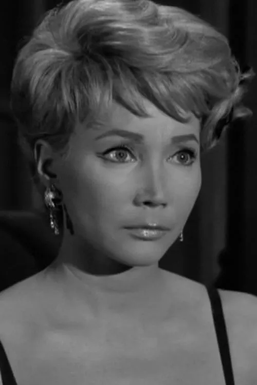 Anna Lee Carroll interpretando a Ada Manson