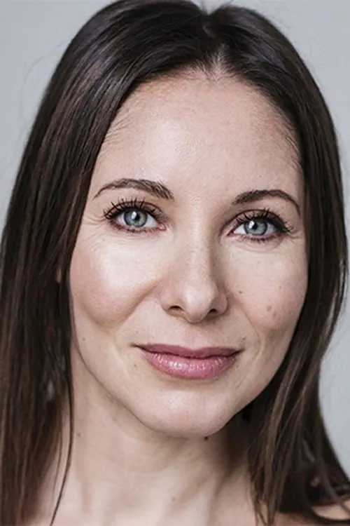 Anna-Marie Wayne interpretando a Carrie