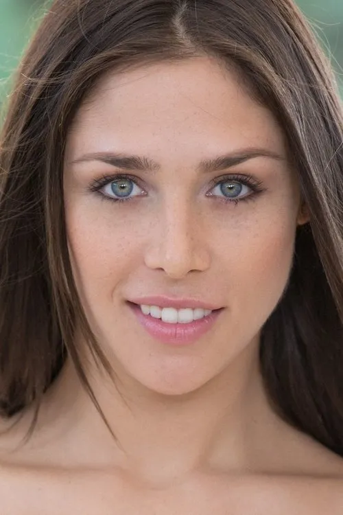 Anna Morna interpretando a Kira Walters