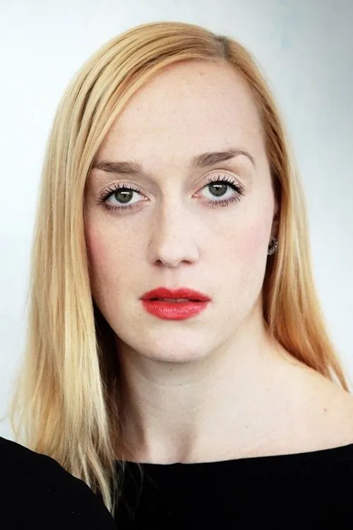 Anna Schmidtmajerová interpretando a Alice