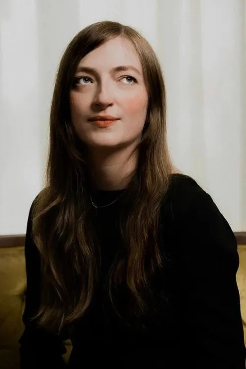 Anna Seregina interpretando a Narrator