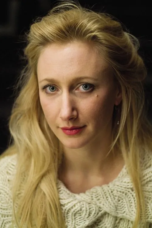 Anna Szandtner interpretando a Nikki