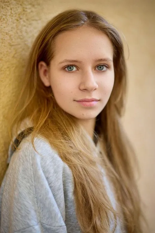 Anna Wittowsky interpretando a Rapunzel (als Kind)