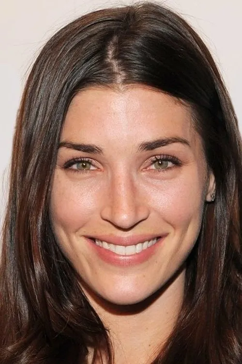 Annalaina Marks interpretando a Fiona Sky