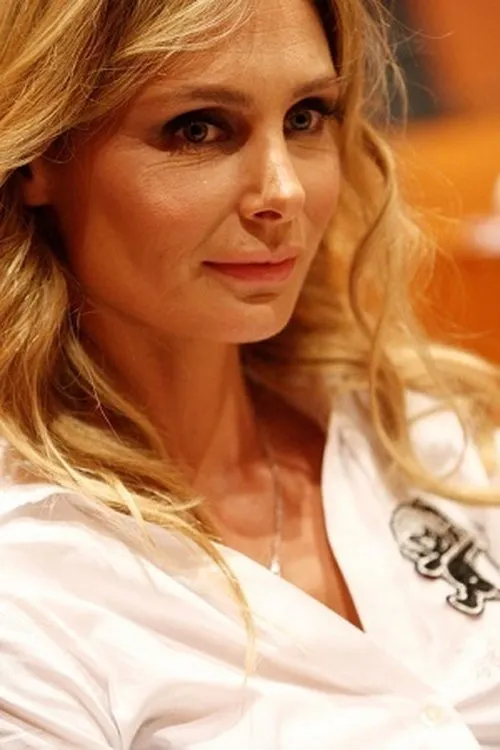 Annamaria Malipiero interpretando a Self