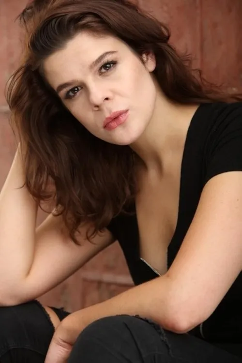 Annamarie Kenoyer interpretando a Carly