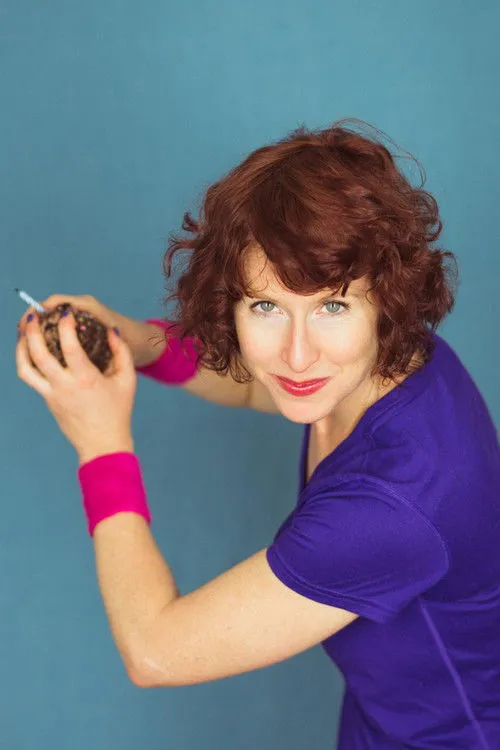 Anne Brashier interpretando a Doctor Adams