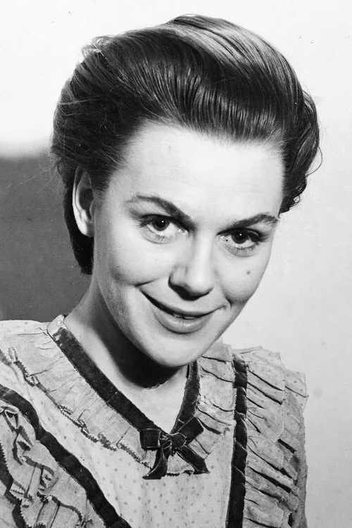Anne Firth interpretando a Miss Harper