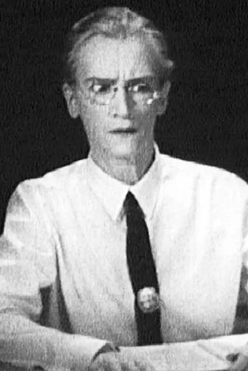 Anne Howard interpretando a Minerva Huff