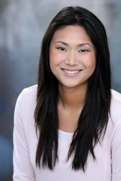 Anne Luna interpretando a Green Haired Asian Girl