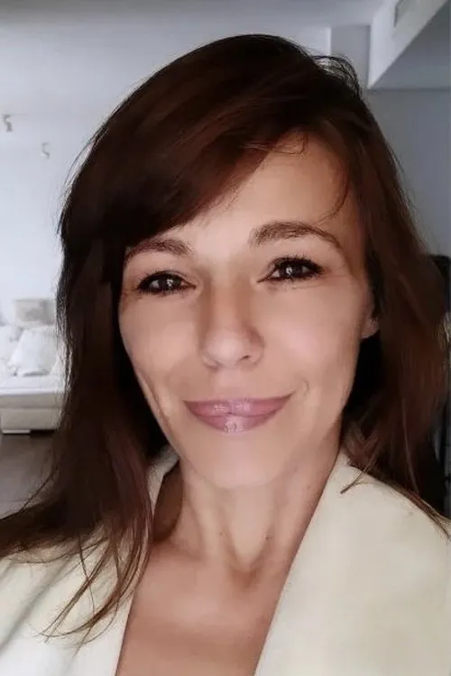 Anne Meson interpretando a Céline