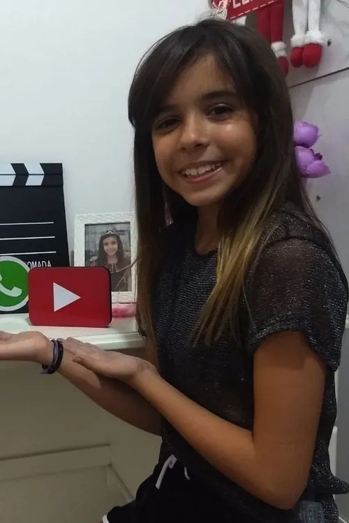 Anne Passos interpretando a Antônia