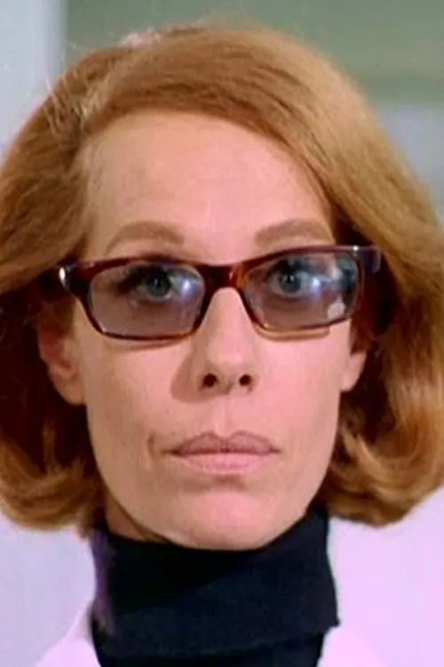 Annette Carell interpretando a Mrs. Fowler, Betty's Landlady