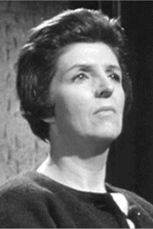 Annette Kerr interpretando a Miss Collins